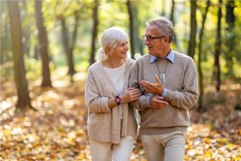 couple walking fall mgmove mgmini